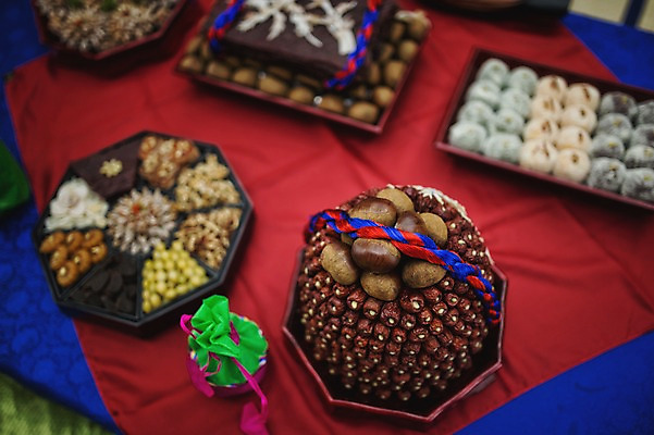 포토 JPG 결혼 전통소품 실내 사람없음 밤 대추 폐백 폐백상 폐백실 폐백음식 국내포토 전통 이벤트 내부 전통음식 견과류 오브젝트 파일형식