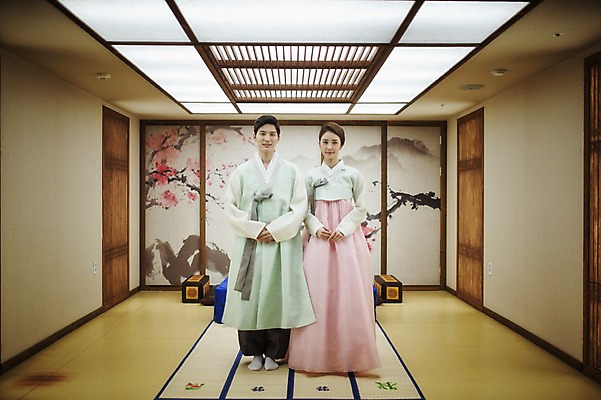 포토 JPG 전신 여자 남자 신부 신랑 결혼 실내 서기 성인 두명 앞모습 30대 한국인 한복 폐백 폐백실 웨딩라이프 성인만 국내포토 한국전통 라이프스타일 뷰포인트 모션 사람 동양인 이벤트 내부 장년 전통의상 파일형식