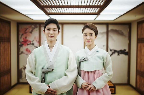 포토 JPG 여자 남자 행복 신부 신랑 결혼 실내 서기 미소 상반신 성인 두명 앞모습 30대 한국인 한복 폐백 폐백실 웨딩라이프 성인만 국내포토 한국전통 라이프스타일 감정 뷰포인트 모션 표정 사람 동양인 이벤트 내부 장년 전통의상 파일형식