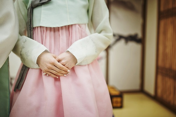 포토 JPG 여자 신부 결혼 실내 한명 서기 상반신 성인 앞모습 30대 한국인 한복 손모으기 폐백 폐백실 웨딩라이프 성인만 국내포토 1 한국전통 라이프스타일 뷰포인트 모션 사람 동양인 손짓 이벤트 내부 장년 전통의상 파일형식