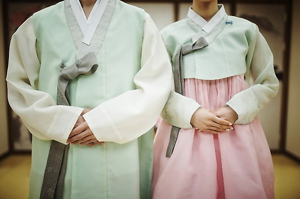 포토 JPG 여자 남자 신부 신랑 결혼 실내 서기 상반신 성인 두명 앞모습 30대 한국인 한복 손모으기 폐백 폐백실 웨딩라이프 성인만 국내포토 한국전통 라이프스타일 뷰포인트 모션 사람 동양인 손짓 이벤트 내부 장년 전통의상 파일형식