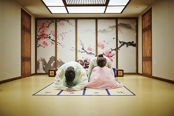 포토 JPG 여자 남자 신부 신랑 결혼 실내 앉기 성인 두명 앞모습 30대 한국인 절 한복 폐백 큰절 폐백실 웨딩라이프 성인만 국내포토 한국전통 라이프스타일 뷰포인트 모션 사람 동양인 이벤트 내부 장년 인사 절_인사 전통의상 파일형식