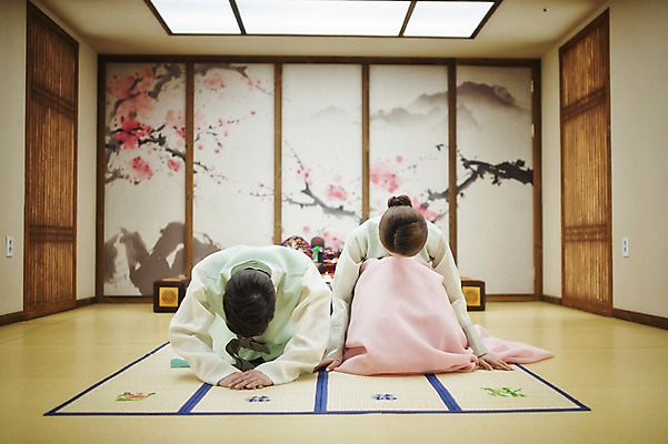 포토 JPG 여자 남자 신부 신랑 결혼 실내 앉기 성인 두명 앞모습 30대 한국인 절 한복 폐백 큰절 폐백실 웨딩라이프 성인만 국내포토 한국전통 라이프스타일 뷰포인트 모션 사람 동양인 이벤트 내부 장년 인사 절_인사 전통의상 파일형식