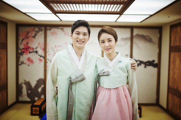 포토 JPG 여자 남자 행복 신부 신랑 결혼 어깨동무 실내 서기 미소 상반신 성인 두명 앞모습 30대 한국인 한복 폐백 폐백실 웨딩라이프 성인만 국내포토 한국전통 라이프스타일 감정 뷰포인트 포즈 모션 표정 사람 동양인 이벤트 내부 장년 전통의상 파일형식