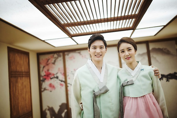 포토 JPG 여자 남자 행복 신부 신랑 결혼 어깨동무 실내 서기 미소 상반신 성인 두명 앞모습 30대 한국인 한복 폐백 폐백실 웨딩라이프 성인만 국내포토 한국전통 라이프스타일 감정 뷰포인트 포즈 모션 표정 사람 동양인 이벤트 내부 장년 전통의상 파일형식