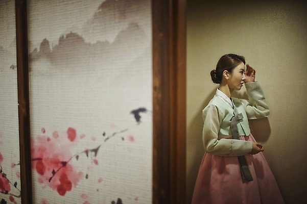 포토 JPG 여자 신부 결혼 실내 한명 서기 미소 상반신 성인 옆모습 30대 한국인 한복 폐백 단장 폐백실 웨딩라이프 성인만 국내포토 1 한국전통 라이프스타일 뷰포인트 모션 표정 사람 동양인 이벤트 내부 장년 전통의상 파일형식