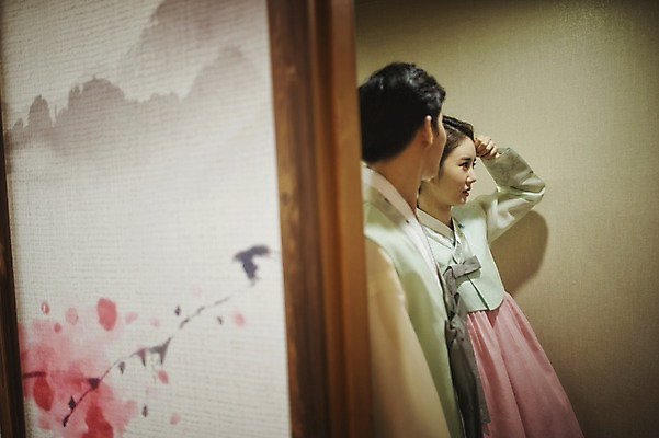 포토 JPG 여자 남자 신부 신랑 결혼 실내 서기 상반신 성인 두명 옆모습 30대 한국인 한복 준비 폐백 단장 폐백실 웨딩라이프 성인만 국내포토 한국전통 라이프스타일 뷰포인트 모션 사람 동양인 이벤트 내부 장년 전통의상 파일형식