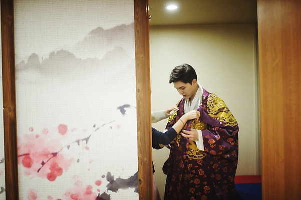 포토 JPG 남자 신랑 결혼 실내 한명 서기 미소 상반신 성인 30대 한국인 한복 준비 혼례복 폐백 단장 폐백실 웨딩라이프 국내포토 1 한국전통 라이프스타일 모션 표정 사람 동양인 이벤트 내부 장년 전통의상 파일형식