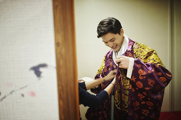 포토 JPG 남자 행복 신랑 결혼 실내 한명 서기 미소 상반신 성인 30대 한국인 한복 준비 혼례복 폐백 단장 폐백실 웨딩라이프 국내포토 1 한국전통 라이프스타일 감정 모션 표정 사람 동양인 이벤트 내부 장년 전통의상 파일형식