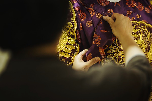 포토 JPG 남자 신랑 결혼 실내 서기 상반신 성인 두명 앞모습 뒷모습 30대 한국인 한복 준비 폐백 단장 폐백실 웨딩라이프 성인만 국내포토 한국전통 라이프스타일 뷰포인트 모션 사람 동양인 이벤트 내부 장년 전통의상 파일형식