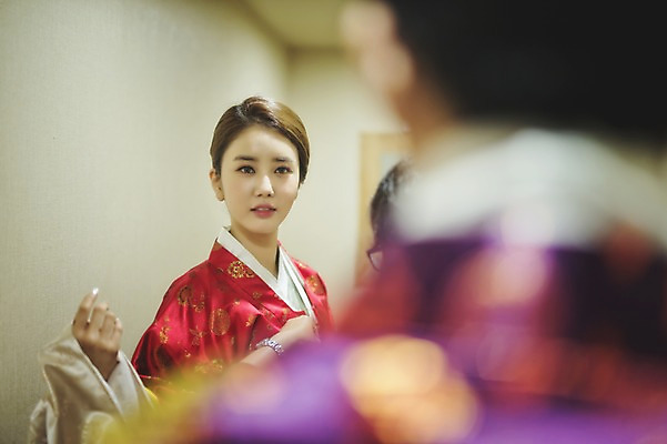 포토 JPG 여자 남자 신부 신랑 결혼 실내 서기 미소 상반신 성인 두명 앞모습 뒷모습 30대 한국인 한복 준비 폐백 단장 폐백실 웨딩라이프 성인만 국내포토 한국전통 라이프스타일 뷰포인트 모션 표정 사람 동양인 이벤트 내부 장년 전통의상 파일형식