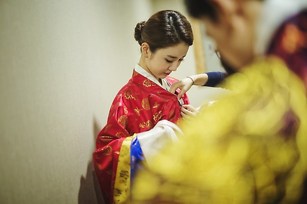 포토 JPG 여자 남자 신부 신랑 결혼 실내 서기 미소 상반신 성인 두명 옆모습 뒷모습 30대 한국인 한복 준비 폐백 단장 폐백실 웨딩라이프 성인만 국내포토 한국전통 라이프스타일 뷰포인트 모션 표정 사람 동양인 이벤트 내부 장년 전통의상 파일형식