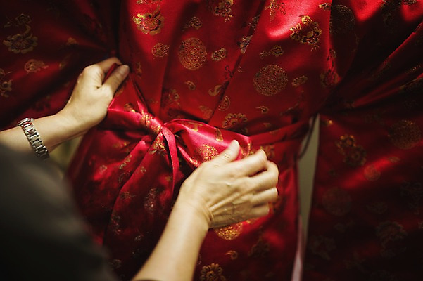 포토 JPG 손 여자 리본 신부 결혼 실내 성인 두명 뒷모습 신체부위 30대 한국인 한복 준비 혼례복 폐백 폐백실 웨딩라이프 성인만 국내포토 한국전통 라이프스타일 뷰포인트 사람 동양인 이벤트 내부 장년 전통의상 파일형식