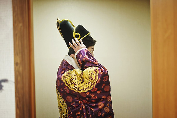 포토 JPG 남자 신랑 결혼 실내 한명 서기 상반신 성인 옆모습 30대 한국인 한복 준비 혼례복 폐백 단장 폐백실 웨딩라이프 국내포토 1 한국전통 라이프스타일 뷰포인트 모션 사람 동양인 이벤트 내부 장년 전통의상 파일형식