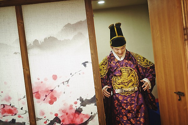 포토 JPG 남자 행복 신랑 결혼 실내 한명 미소 상반신 성인 앞모습 30대 한국인 한복 준비 혼례복 폐백 단장 폐백실 웨딩라이프 국내포토 1 한국전통 라이프스타일 감정 뷰포인트 표정 사람 동양인 이벤트 내부 장년 전통의상 파일형식