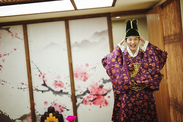 포토 JPG 남자 행복 신랑 결혼 실내 한명 미소 상반신 성인 앞모습 30대 한국인 한복 준비 혼례복 폐백 단장 폐백실 웨딩라이프 국내포토 1 한국전통 라이프스타일 감정 뷰포인트 표정 사람 동양인 이벤트 내부 장년 전통의상 파일형식