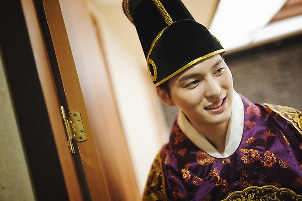 포토 JPG 남자 행복 신랑 결혼 실내 한명 서기 미소 상반신 성인 앞모습 30대 한국인 한복 혼례복 폐백 폐백실 웨딩라이프 국내포토 1 한국전통 라이프스타일 감정 뷰포인트 모션 표정 사람 동양인 이벤트 내부 장년 전통의상 파일형식