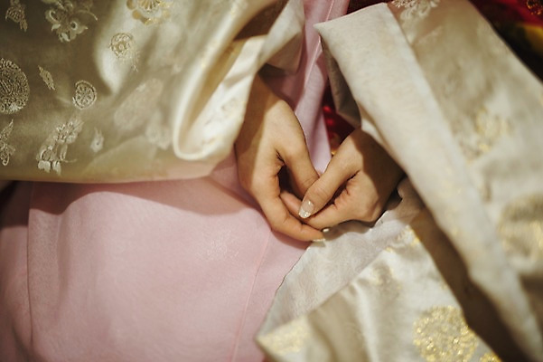 포토 JPG 여자 신부 결혼 실내 한명 앉기 상반신 성인 앞모습 30대 한국인 한복 손모으기 폐백 폐백실 웨딩라이프 성인만 국내포토 1 한국전통 라이프스타일 뷰포인트 모션 사람 동양인 손짓 이벤트 내부 장년 전통의상 파일형식