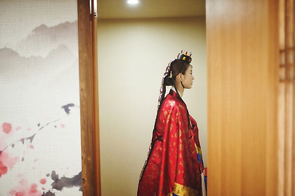 포토 JPG 여자 신부 결혼 실내 한명 서기 상반신 성인 옆모습 30대 한국인 한복 준비 혼례복 폐백 폐백실 웨딩라이프 성인만 국내포토 1 한국전통 라이프스타일 뷰포인트 모션 사람 동양인 이벤트 내부 장년 전통의상 파일형식