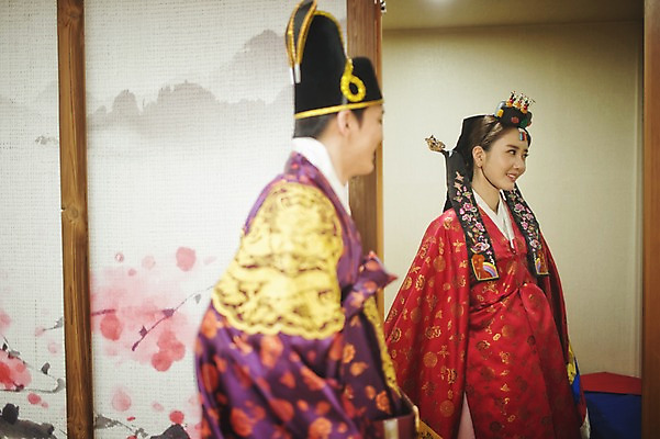 포토 JPG 여자 남자 신부 신랑 결혼 실내 서기 미소 상반신 성인 두명 옆모습 30대 한국인 한복 준비 폐백 폐백실 웨딩라이프 성인만 국내포토 한국전통 라이프스타일 뷰포인트 모션 표정 사람 동양인 이벤트 내부 장년 전통의상 파일형식