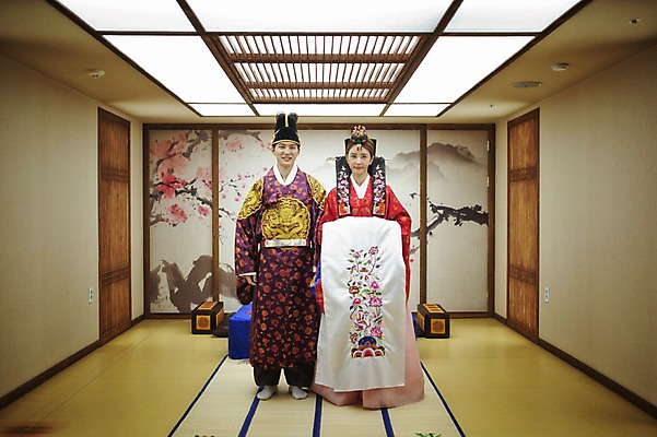 포토 JPG 전신 여자 남자 행복 신부 신랑 결혼 실내 서기 성인 두명 앞모습 30대 한국인 한복 혼례복 폐백 폐백실 웨딩라이프 성인만 국내포토 한국전통 라이프스타일 감정 뷰포인트 모션 사람 동양인 이벤트 내부 장년 전통의상 파일형식