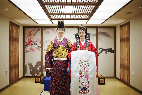 포토 JPG 여자 남자 행복 신부 신랑 결혼 실내 서기 상반신 성인 두명 앞모습 30대 한국인 한복 혼례복 폐백 폐백실 웨딩라이프 성인만 국내포토 한국전통 라이프스타일 감정 뷰포인트 모션 사람 동양인 이벤트 내부 장년 전통의상 파일형식