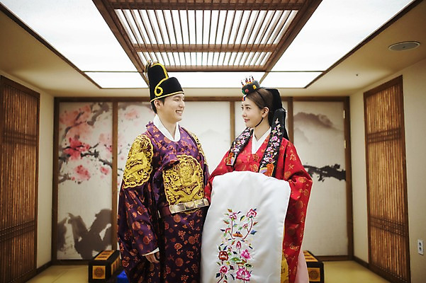 포토 JPG 여자 남자 행복 신부 신랑 결혼 실내 서기 상반신 성인 두명 앞모습 30대 한국인 한복 혼례복 폐백 폐백실 웨딩라이프 성인만 국내포토 한국전통 라이프스타일 감정 뷰포인트 모션 사람 동양인 이벤트 내부 장년 전통의상 파일형식