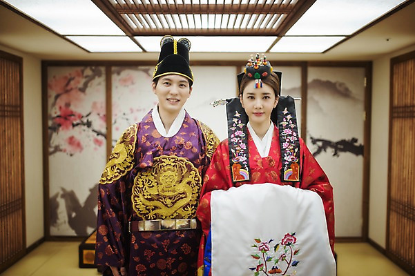 포토 JPG 여자 남자 행복 신부 신랑 결혼 실내 서기 미소 상반신 성인 두명 앞모습 30대 한국인 한복 혼례복 폐백 폐백실 웨딩라이프 성인만 국내포토 한국전통 라이프스타일 감정 뷰포인트 모션 표정 사람 동양인 이벤트 내부 장년 전통의상 파일형식