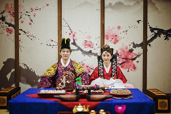 포토 JPG 여자 남자 행복 신부 신랑 결혼 실내 앉기 상반신 성인 두명 앞모습 30대 한국인 한복 혼례복 폐백 폐백상 폐백실 웨딩라이프 성인만 국내포토 한국전통 라이프스타일 감정 뷰포인트 모션 사람 동양인 이벤트 내부 장년 전통의상 파일형식