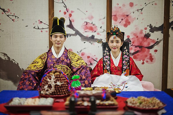 포토 JPG 여자 남자 행복 신부 신랑 결혼 실내 앉기 상반신 성인 두명 앞모습 30대 한국인 한복 혼례복 폐백 폐백상 폐백실 웨딩라이프 성인만 국내포토 한국전통 라이프스타일 감정 뷰포인트 모션 사람 동양인 이벤트 내부 장년 전통의상 파일형식