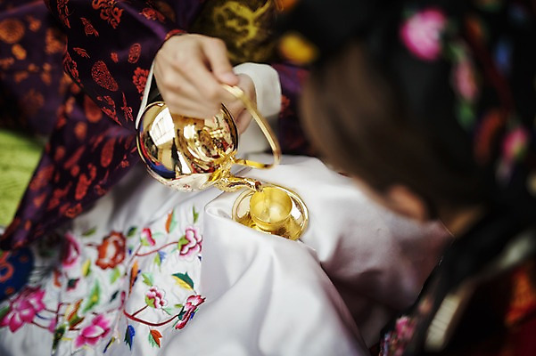 포토 JPG 여자 남자 신부 신랑 결혼 실내 성인 두명 30대 한국인 붓기 한복 혼례복 폐백 폐백실 웨딩라이프 성인만 합환주 국내포토 한국전통 라이프스타일 모션 주류 사람 동양인 이벤트 내부 장년 전통의상 파일형식