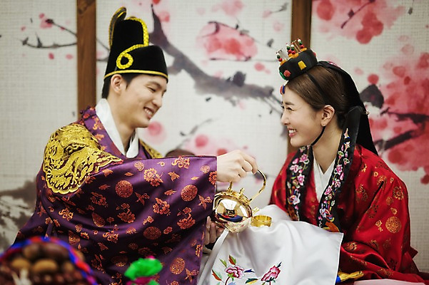 포토 JPG 여자 남자 행복 신부 신랑 결혼 실내 미소 앉기 성인 두명 옆모습 30대 다정 한국인 붓기 한복 폐백 폐백실 웨딩라이프 성인만 합환주 국내포토 한국전통 라이프스타일 감정 뷰포인트 컨셉 모션 주류 표정 사람 동양인 이벤트 내부 장년 전통의상 파일형식