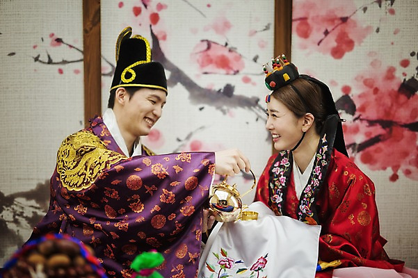 포토 JPG 여자 남자 행복 신부 신랑 결혼 실내 미소 앉기 성인 두명 옆모습 30대 다정 한국인 붓기 한복 폐백 폐백실 웨딩라이프 성인만 합환주 국내포토 한국전통 라이프스타일 감정 뷰포인트 컨셉 모션 주류 표정 사람 동양인 이벤트 내부 장년 전통의상 파일형식