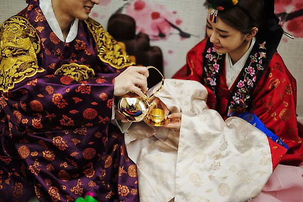 포토 JPG 여자 남자 행복 신부 신랑 결혼 실내 미소 앉기 성인 두명 옆모습 30대 다정 한국인 붓기 한복 폐백 폐백실 웨딩라이프 성인만 합환주 국내포토 한국전통 라이프스타일 감정 뷰포인트 컨셉 모션 주류 표정 사람 동양인 이벤트 내부 장년 전통의상 파일형식