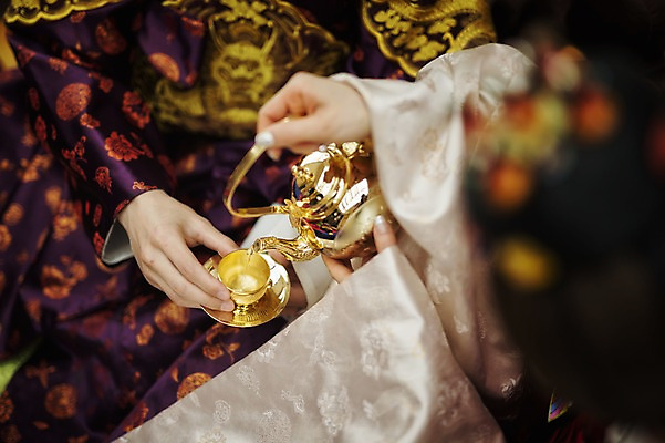 포토 JPG 여자 남자 신부 신랑 결혼 실내 미소 앉기 성인 두명 옆모습 30대 다정 한국인 붓기 한복 혼례복 폐백 폐백실 웨딩라이프 성인만 합환주 국내포토 한국전통 라이프스타일 뷰포인트 컨셉 모션 주류 표정 사람 동양인 이벤트 내부 장년 전통의상 파일형식