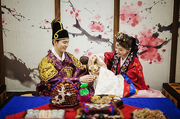 포토 JPG 여자 남자 행복 신부 신랑 결혼 실내 미소 앉기 성인 두명 옆모습 30대 다정 한국인 붓기 한복 폐백 폐백실 웨딩라이프 성인만 합환주 국내포토 한국전통 라이프스타일 감정 뷰포인트 컨셉 모션 주류 표정 사람 동양인 이벤트 내부 장년 전통의상 파일형식