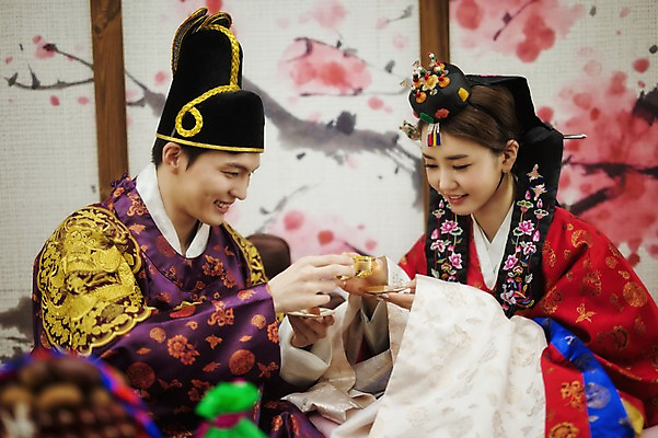 포토 JPG 여자 남자 행복 신부 신랑 결혼 실내 미소 앉기 성인 두명 옆모습 30대 다정 한국인 한복 건배 폐백 폐백실 웨딩라이프 성인만 합환주 국내포토 한국전통 라이프스타일 감정 뷰포인트 컨셉 모션 주류 표정 사람 동양인 이벤트 내부 장년 전통의상 파일형식