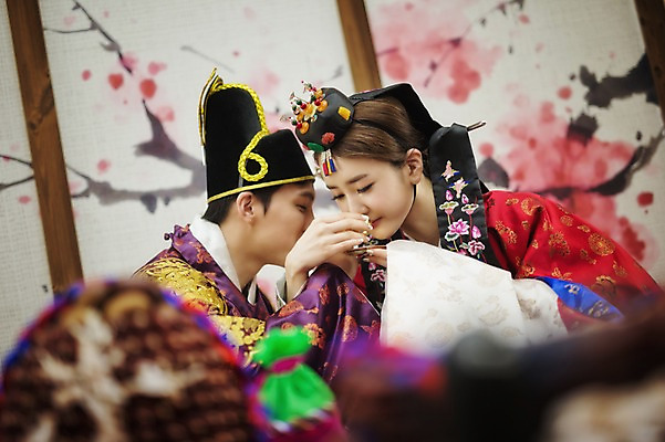 포토 JPG 여자 남자 행복 신부 신랑 결혼 실내 미소 앉기 성인 두명 옆모습 30대 다정 한국인 마시기 한복 폐백 폐백실 웨딩라이프 성인만 합환주 국내포토 한국전통 라이프스타일 감정 뷰포인트 컨셉 모션 주류 표정 사람 동양인 이벤트 내부 장년 전통의상 파일형식