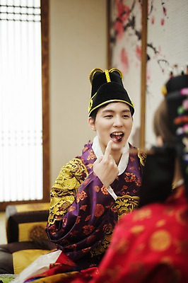 포토 JPG 여자 남자 행복 신부 신랑 결혼 실내 앉기 상반신 성인 두명 앞모습 뒷모습 30대 한국인 물기 한복 대추 폐백 폐백실 웨딩라이프 성인만 국내포토 한국전통 라이프스타일 감정 뷰포인트 모션 사람 동양인 이벤트 내부 장년 전통의상 파일형식