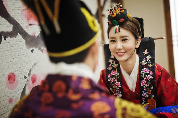 포토 JPG 여자 남자 행복 신부 신랑 결혼 실내 앉기 상반신 성인 두명 앞모습 뒷모습 30대 한국인 한복 혼례복 폐백 폐백실 웨딩라이프 성인만 국내포토 한국전통 라이프스타일 감정 뷰포인트 모션 사람 동양인 이벤트 내부 장년 전통의상 파일형식