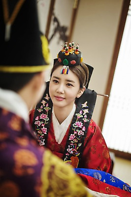 포토 JPG 여자 남자 행복 신부 신랑 결혼 실내 앉기 상반신 성인 두명 앞모습 뒷모습 30대 한국인 한복 혼례복 폐백 폐백실 웨딩라이프 성인만 국내포토 한국전통 라이프스타일 감정 뷰포인트 모션 사람 동양인 이벤트 내부 장년 전통의상 파일형식