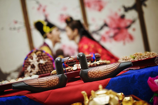 포토 JPG 여자 남자 행복 신부 신랑 결혼 실내 앉기 상반신 성인 두명 옆모습 30대 한국인 물기 한복 대추 혼례복 폐백 청둥오리 폐백실 웨딩라이프 성인만 국내포토 한국전통 라이프스타일 감정 뷰포인트 모션 오리 사람 동양인 이벤트 내부 장년 전통의상 파일형식