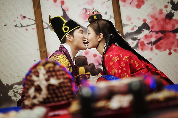 포토 JPG 여자 남자 행복 신부 신랑 결혼 실내 앉기 상반신 성인 두명 옆모습 30대 한국인 물기 한복 대추 혼례복 폐백 폐백실 웨딩라이프 성인만 국내포토 한국전통 라이프스타일 감정 뷰포인트 모션 사람 동양인 이벤트 내부 장년 전통의상 파일형식