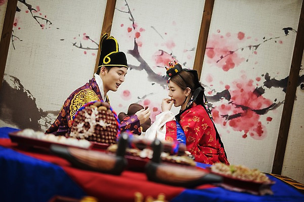 포토 JPG 여자 남자 행복 신부 신랑 결혼 실내 앉기 상반신 성인 두명 옆모습 30대 한국인 한복 혼례복 폐백 청둥오리 폐백실 웨딩라이프 성인만 국내포토 한국전통 라이프스타일 감정 뷰포인트 모션 오리 사람 동양인 이벤트 내부 장년 전통의상 파일형식