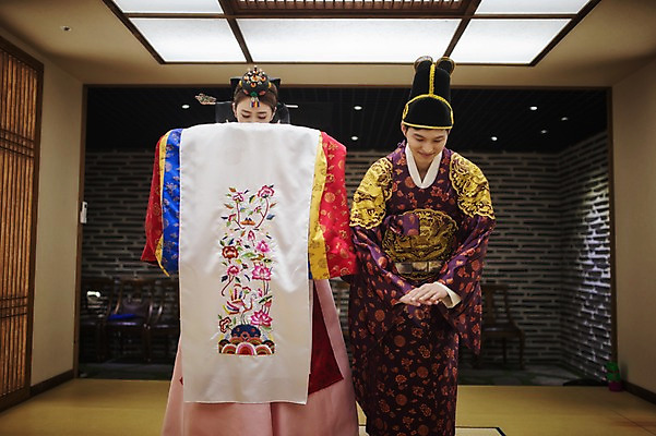 포토 JPG 여자 남자 행복 신부 신랑 결혼 실내 서기 상반신 성인 두명 앞모습 30대 한국인 절 한복 혼례복 폐백 큰절 폐백실 웨딩라이프 성인만 국내포토 한국전통 라이프스타일 감정 뷰포인트 모션 사람 동양인 이벤트 내부 장년 인사 절_인사 전통의상 파일형식