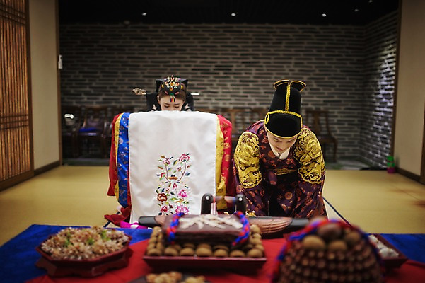 포토 JPG 여자 남자 행복 신부 신랑 결혼 실내 상반신 성인 두명 앞모습 30대 한국인 절 한복 혼례복 폐백 큰절 폐백실 웨딩라이프 성인만 국내포토 한국전통 라이프스타일 감정 뷰포인트 사람 동양인 이벤트 내부 장년 인사 절_인사 전통의상 파일형식