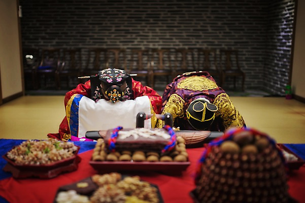 포토 JPG 여자 남자 행복 신부 신랑 결혼 실내 상반신 성인 두명 앞모습 30대 한국인 절 한복 혼례복 폐백 큰절 폐백실 웨딩라이프 성인만 국내포토 한국전통 라이프스타일 감정 뷰포인트 사람 동양인 이벤트 내부 장년 인사 절_인사 전통의상 파일형식