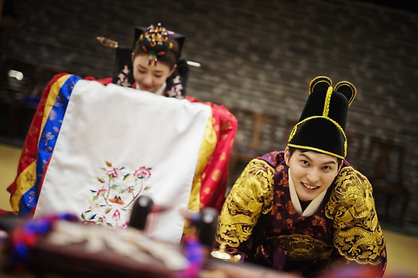 포토 JPG 여자 남자 행복 신부 신랑 결혼 실내 상반신 성인 두명 앞모습 30대 한국인 절 한복 혼례복 폐백 큰절 폐백실 웨딩라이프 성인만 국내포토 한국전통 라이프스타일 감정 뷰포인트 사람 동양인 이벤트 내부 장년 인사 절_인사 전통의상 파일형식