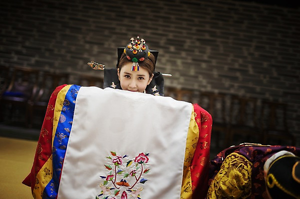 포토 JPG 여자 남자 행복 신부 신랑 결혼 실내 상반신 성인 두명 앞모습 30대 한국인 절 한복 혼례복 폐백 큰절 폐백실 웨딩라이프 성인만 국내포토 한국전통 라이프스타일 감정 뷰포인트 사람 동양인 이벤트 내부 장년 인사 절_인사 전통의상 파일형식