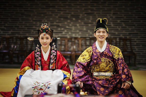 포토 JPG 여자 남자 행복 신부 신랑 결혼 실내 미소 앉기 상반신 성인 두명 앞모습 30대 한국인 한복 혼례복 폐백 폐백실 웨딩라이프 성인만 국내포토 한국전통 라이프스타일 감정 뷰포인트 모션 표정 사람 동양인 이벤트 내부 장년 전통의상 파일형식